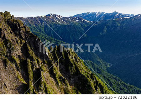 谷川岳・西黒尾根から見るマチガ沢の岩壁と巻機山の眺め 72022186