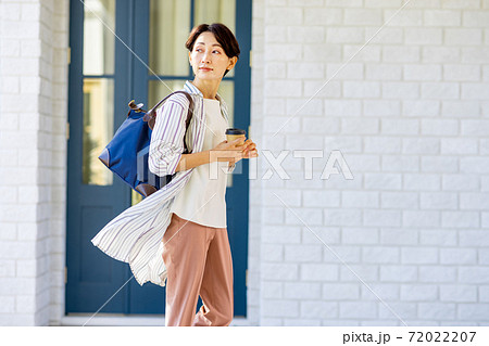 キャリアウーマン　出勤　家 72022207