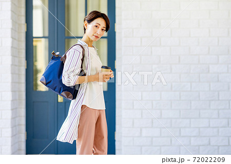 キャリアウーマン　出勤　家 72022209