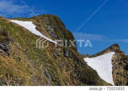 西黒尾根上部から見る残雪の谷川岳稜線の写真素材