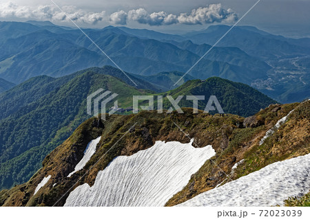 谷川岳山頂から見る残雪の西黒尾根と天神平の写真素材