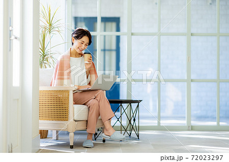 家でテレワークをする女性 72023297