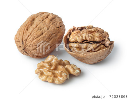 Ripe walnuts 72023863