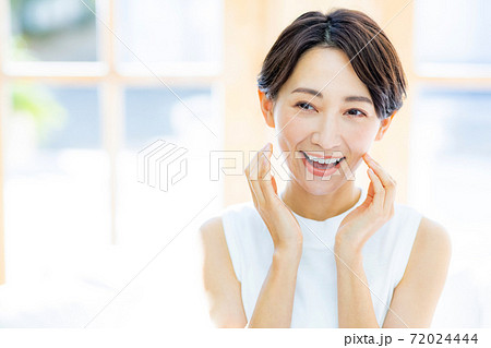 ミドル女性のビューティーイメージ 72024444