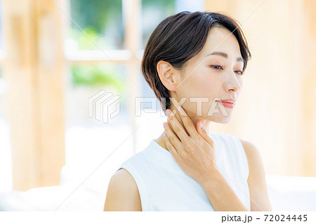 ミドル女性のビューティーイメージ 72024445