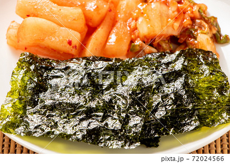 韓国海苔とキムチの盛り合わせの、韓国海苔を中心としたアップ。 72024566