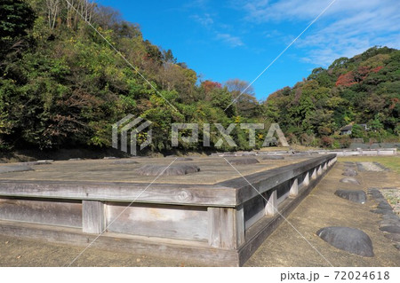 鎌倉永福寺跡に復元された基壇と秋空 鎌倉永福寺跡に復元された基壇と秋空 72024618