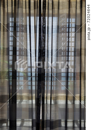 【ヨルダン】死海、リゾートホテルの客室窓のカーテンから透けて見える死海 【ヨルダン】死海、リゾートホテルの客室窓のカーテンから透けて見える死海 72024644