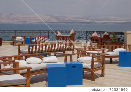 【ヨルダン】死海、リゾートホテルのテラスから望む死海の風景 【ヨルダン】死海、リゾートホテルのテラスから望む死海の風景 72024646