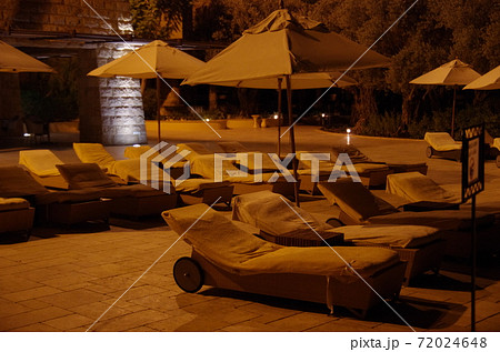 【ヨルダン】死海、夜のリゾートホテルで人気が無くなったビーチチェア 72024648