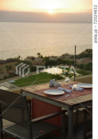 【ヨルダン】死海、リゾートホテルのテラスにあるレストランから望む夕暮れの死海 【ヨルダン】死海、リゾートホテルのテラスにあるレストランから望む夕暮れの死海 72024652