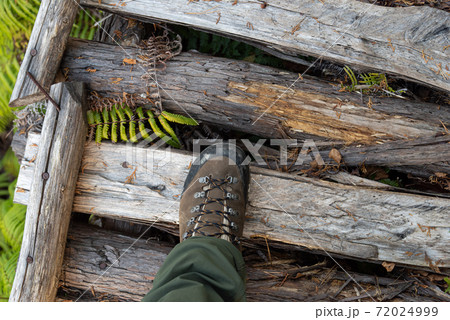 不安定な足もと 72024999