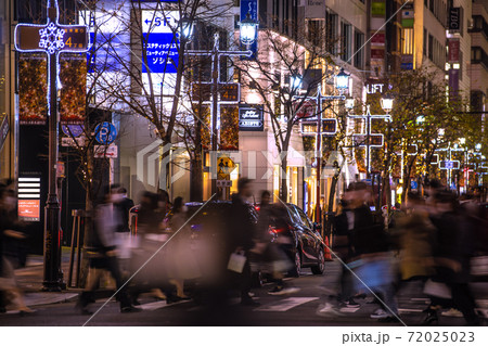 日本の東京都市景観 コロナ禍の東京・銀座。並木通り口などを望む＝2020年11月27日 72025023