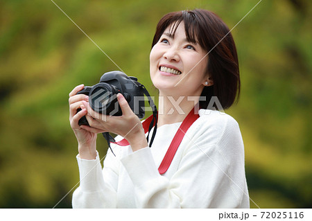 写真を撮る女性 72025116