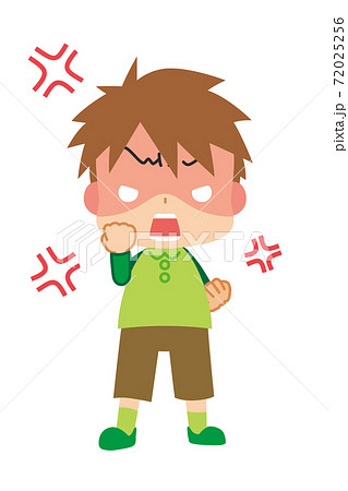 拳を握りしめて怒り狂う可愛い小さな男の子 72025256