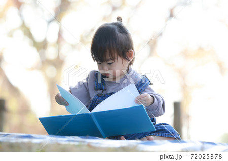 本を読む女の子 本を読む女の子 72025378