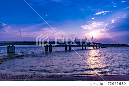 愛知・新舞子マリンパークの夕日とファインブリッジ 72025680