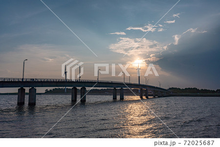 愛知・新舞子マリンパークの夕日とファインブリッジ 愛知・新舞子マリンパークの夕日とファインブリッジ 72025687