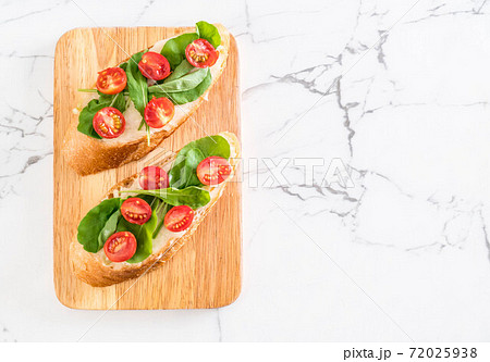 bread with rocket and tomatoes 72025938