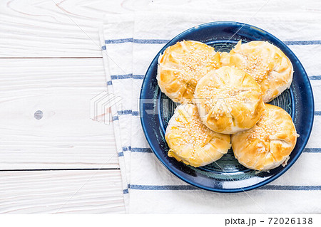 Homemade apple pie in asian style 72026138