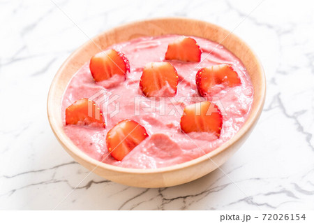 strawberry smoothies bowl 72026154