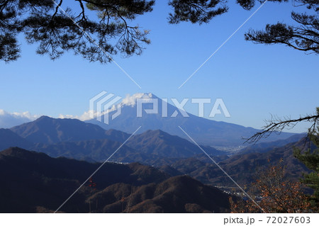 松と富士山 72027603