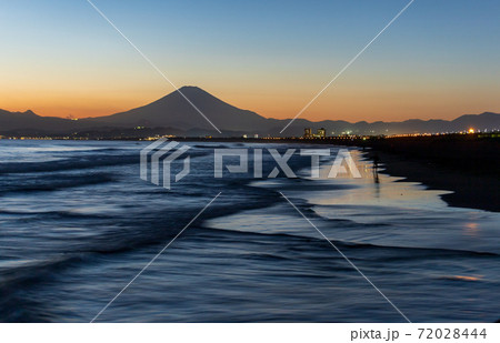 湘南海岸から波打ち際と富士山の夕焼け 72028444
