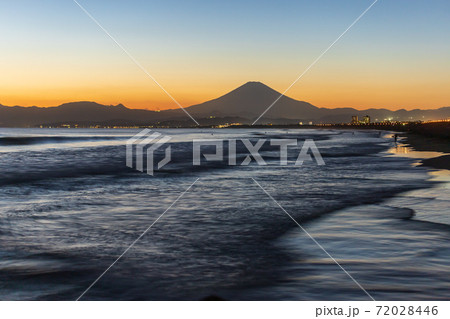 湘南海岸から波打ち際と富士山の夕焼け 72028446