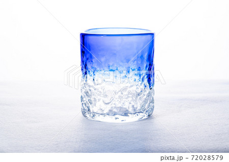 白バックに青い琉球グラス 72028579