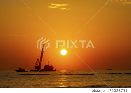 海 夕焼け クレーン 72028751