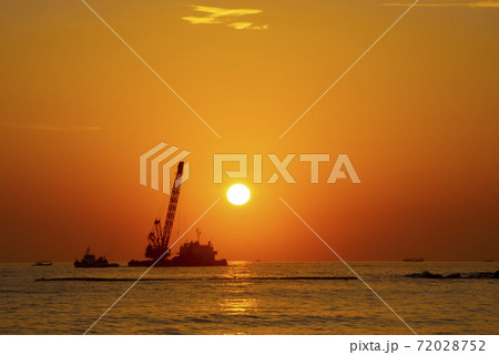 海 夕焼け クレーン 72028752