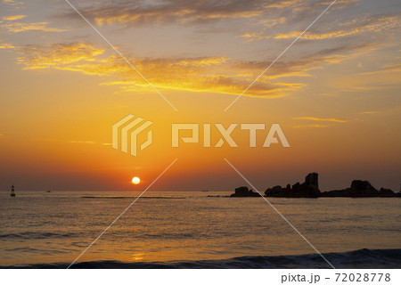 海 日の出 夕焼け 72028778
