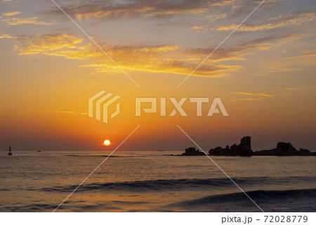 海 日の出 夕焼け 72028779