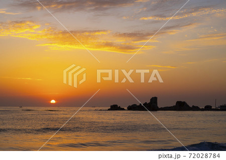 海 日の出 夕焼け 72028784