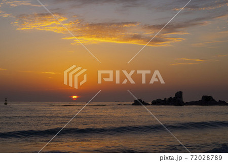 海 日の出 夕焼け 72028789