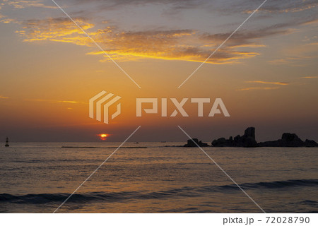 海 日の出 夕焼け 72028790