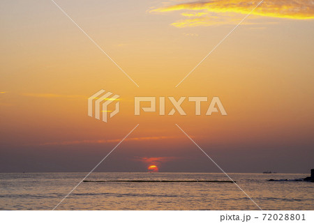 海 日の出 夕焼け 72028801