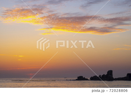 海 夕焼け 空 72028806