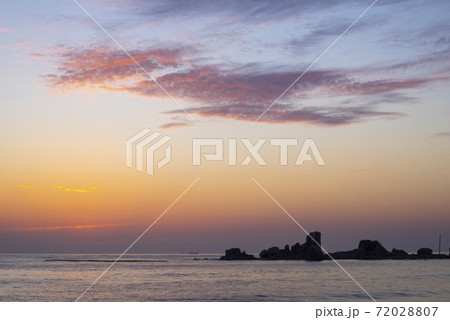 海 夕焼け 空 72028807