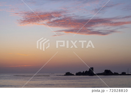 海 夕焼け 空 72028810