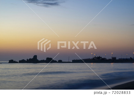 海 夕焼け 空 72028833