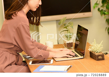 ノートパソコンを操作する女性 ノートパソコンを操作する女性 72028889