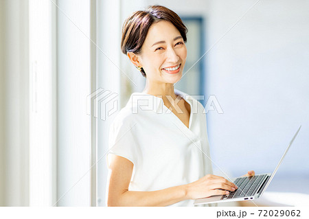 女性　家　ノートパソコン　ビジネス 72029062
