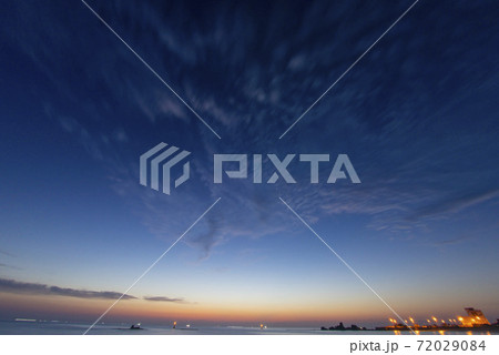海 雲 夕焼け 72029084