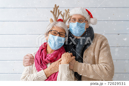 Winter portrait of senior couple 72029531