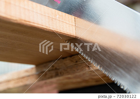 のこぎりで板を切っている途中 72030122