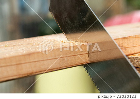 のこぎりで板を切っている途中 のこぎりで板を切っている途中 72030123