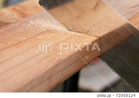 のこぎりで板を切っている途中 72030124