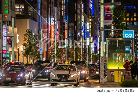 日本の東京都市景観 コロナ禍の東京・銀座。タクシーの長い列……＝2020年11月27日 72030285
