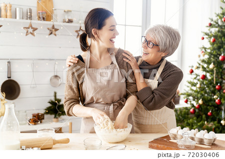 Cooking Christmas food 72030406